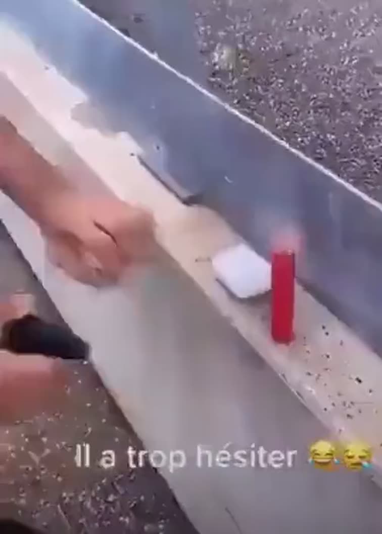 Il a trop hésité