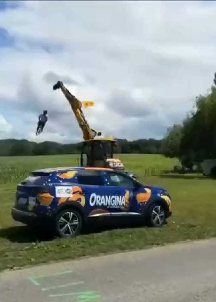 Le cycliste suspendu à la grue
