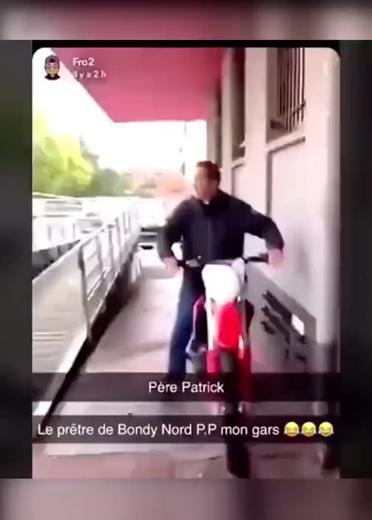 Le prêtre et sa moto