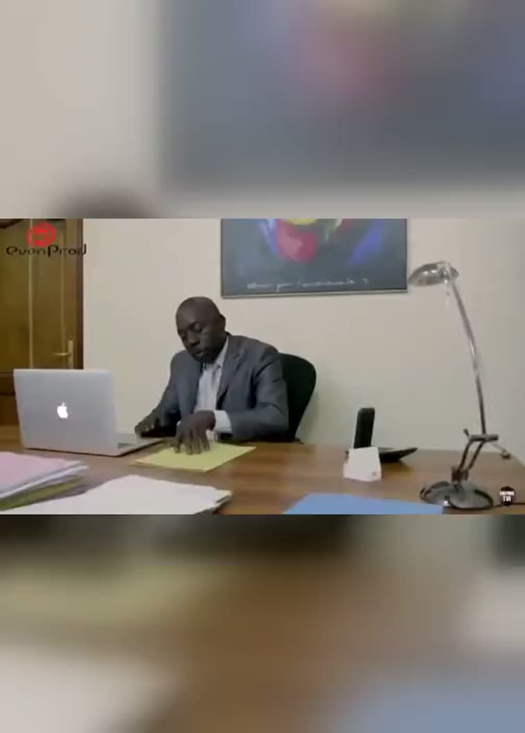Monsieur ouvre un dossier