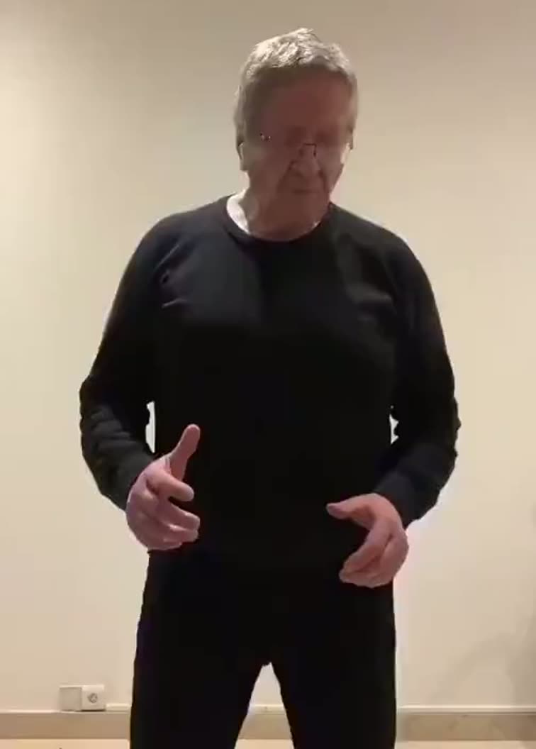L'homme seul dans la pièce